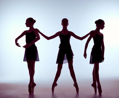 Üç genç bale dansçıları siluetleri üzerinden kompozisyon