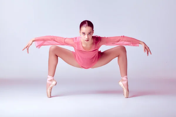Jeune danseuse de ballerine montrant ses techniques — Photo