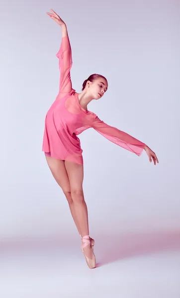 Young ballerina dancer showing her techniques — Stock Photo, Image