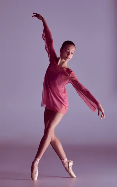 Junge Ballerina-Tänzerin zeigt ihre Techniken — Stockfoto