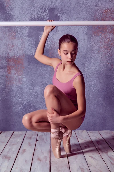Ballerina dehnt sich auf der Stange — Stockfoto