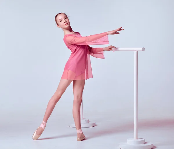 Jonge ballerina danser tonen haar technieken — Stockfoto
