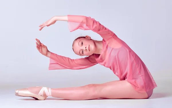 Bailarina joven mostrando sus técnicas — Foto de Stock