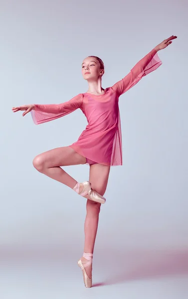 Junge Ballerina-Tänzerin zeigt ihre Techniken — Stockfoto