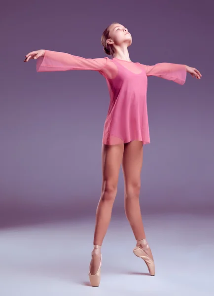 Jeune danseuse de ballerine montrant ses techniques — Photo