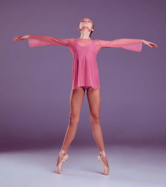 Junge Ballerina-Tänzerin zeigt ihre Techniken — Stockfoto