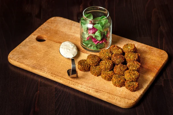 Verse vegetarische falafel met saus, selectieve aandacht — Stockfoto