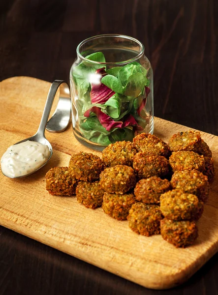 Verse vegetarische falafel met saus, selectieve aandacht — Stockfoto