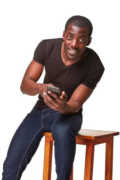 Portrait d'un homme africain parlant au téléphone — Photo
