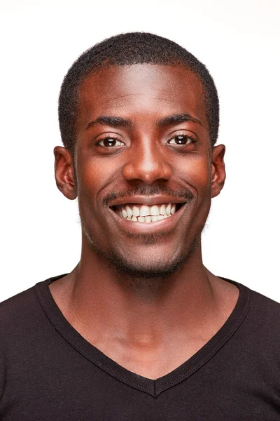 英俊的年轻的黑色的非洲的微笑的男人的肖像 — 图库照片