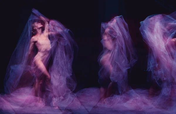 Photo comme art - une danse sensuelle et émotionnelle de la belle ballerine à travers le voile — Photo