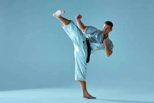 Mann i hvit kimono trener karate – stockfoto