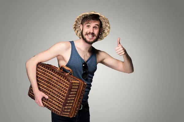 Homem jovem e atraente em óculos de sol com mala pronta para viajar — Fotografia de Stock