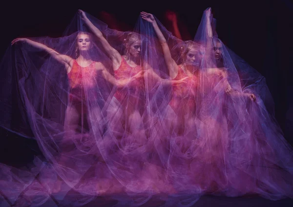 Foto como arte - uma dança sensual e emocional da bela bailarina através do véu — Fotografia de Stock