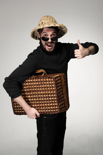 Homem jovem e atraente em óculos de sol com mala pronta para viajar — Fotografia de Stock
