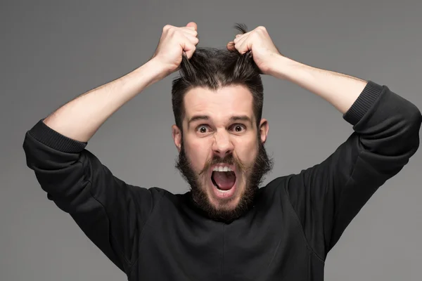 Frustração, homem arrancando o cabelo com raiva — Fotografia de Stock