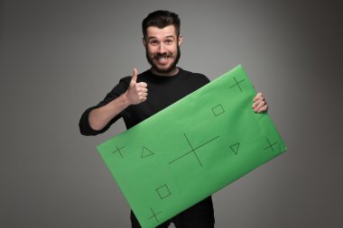 Yeşil paneli ile işadamı olarak gülümseyen adam