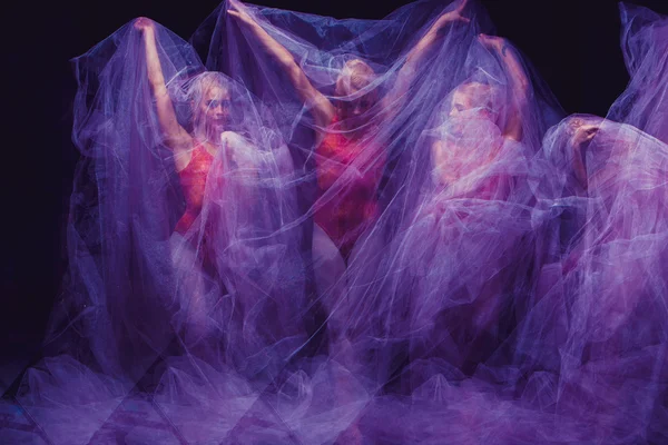 Dança sensual e emocional da bela bailarina através do véu — Fotografia de Stock