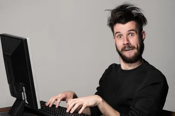 Uomo divertente e pazzo che utilizza un computer — Foto Stock