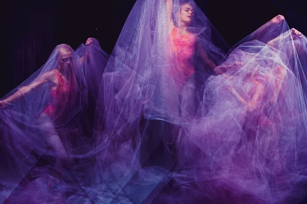 Danse sensuelle et émotionnelle de la belle ballerine à travers le voile — Photo