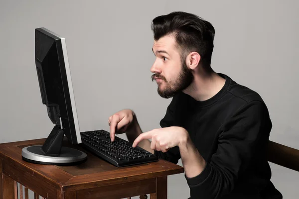 Hombre divertido y loco usando una computadora — Foto de Stock