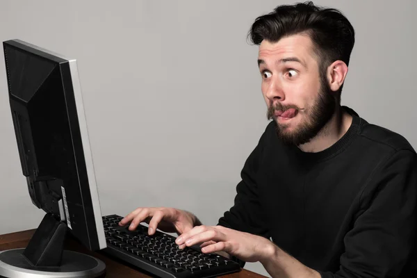 Hombre divertido y loco usando una computadora — Foto de Stock