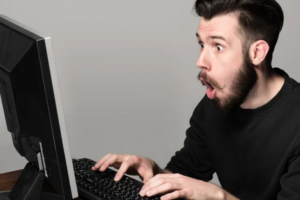 Bir bilgisayar kullanan komik ve çılgın adam — Stok fotoğraf