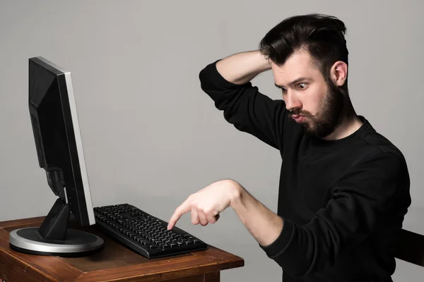 Grappige en gek man met behulp van een computer — Stockfoto