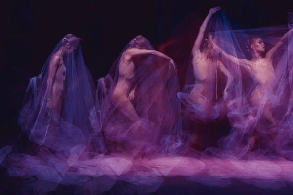 Dança sensual e emocional da bela bailarina através do véu — Fotografia de Stock