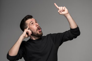 Evreka. Bir fikri olan bir adam parmağını havaya kaldırıyor.