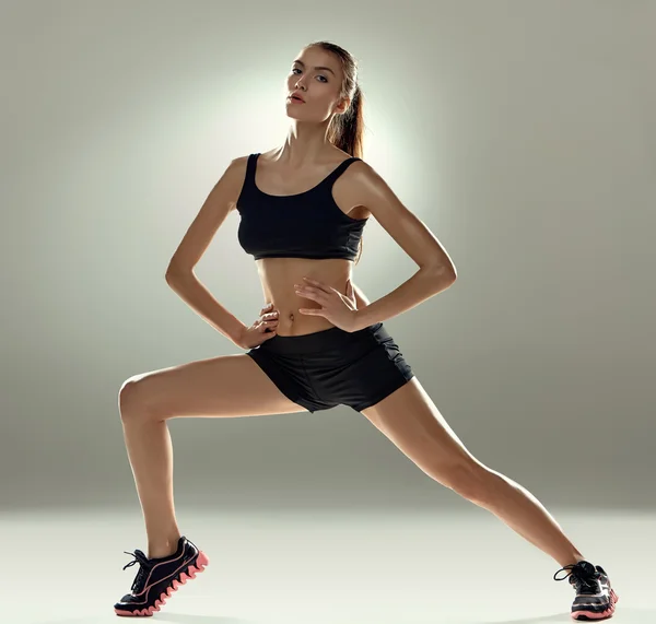 Mulher atraente fazer exercício de fitness — Fotografia de Stock