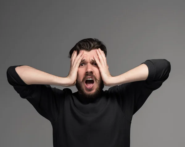 El hombre sosteniendo su cabeza en dolor y depresión —  Fotos de Stock