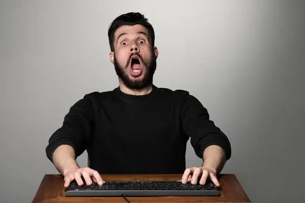 Verrückter Geschäftsmann sitzt am Tisch — Stockfoto