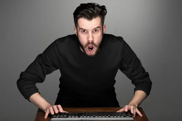 Gek zakenman zitten aan tafel — Stockfoto