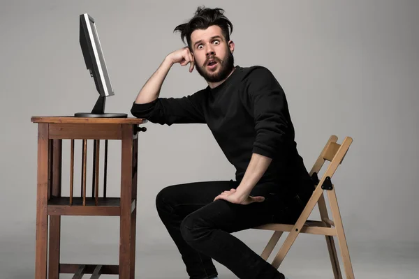 Hombre divertido y loco usando una computadora — Foto de Stock