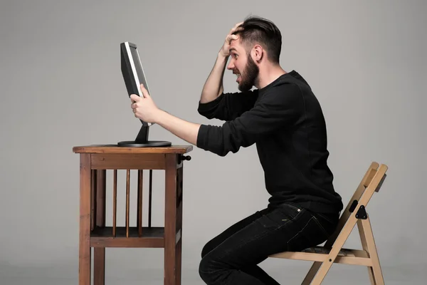 Hombre divertido y loco usando una computadora — Foto de Stock