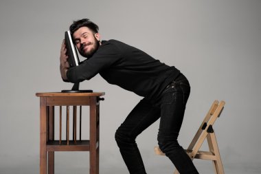 Bir bilgisayar kullanan komik ve çılgın adam