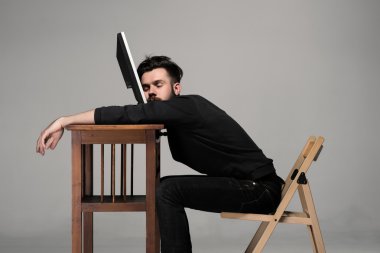 Bir bilgisayarda uyku işadamı