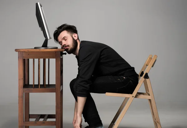 Empresário dormindo em um computador — Fotografia de Stock