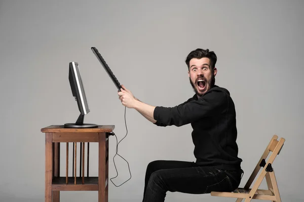 Kızgın adam bir klavye yok ediyor — Stok fotoğraf