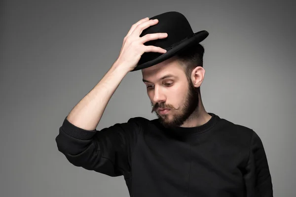 Νεαρός άνδρας, αυξάνοντας το καπέλο του στο σεβασμό και θαυμασμό για κάποιον — Φωτογραφία Αρχείου