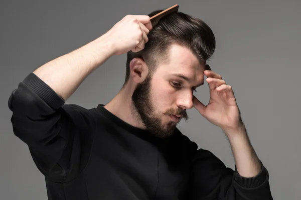 Young man comb his hair — Stock Photo, Image