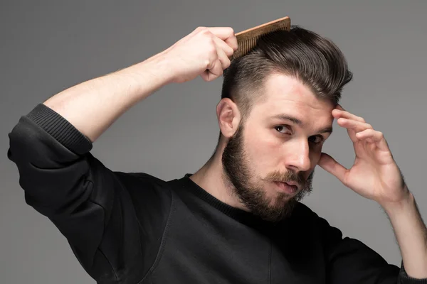 Giovane uomo pettinare i capelli — Foto Stock