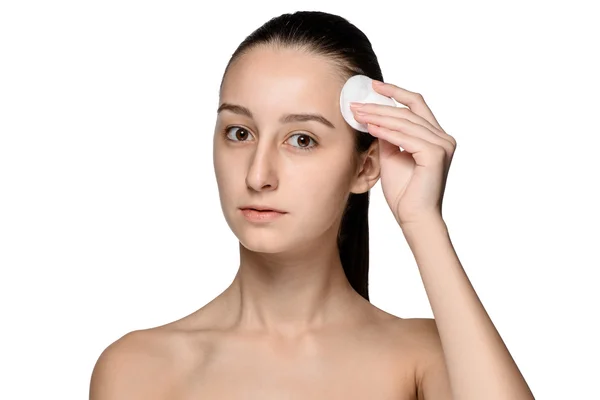 Huid zorg vrouw gezicht met doekje wattenschijfje verwijderen — Stockfoto