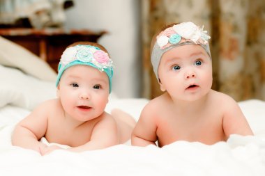 İki ikiz bebekler, güzel saç bantları kızlarda
