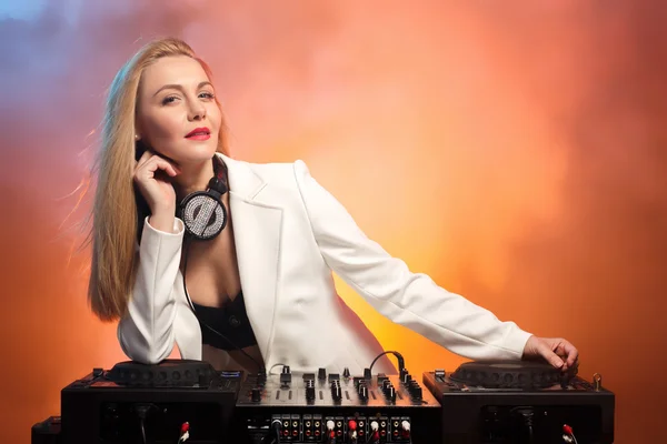 Beautiful blonde DJ girl on decks - the party, — Stock Photo, Image