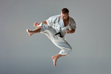 Adam beyaz kimono eğitim karate