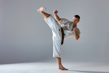 Adam beyaz kimono eğitim karate