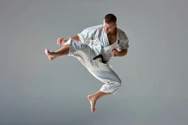 Człowiek w białe kimono treningu karate — Zdjęcie stockowe
