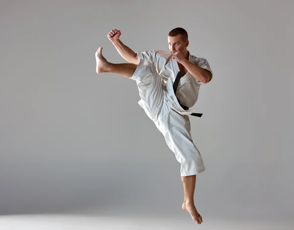 Людина в білому кімоно тренування карате — стокове фото